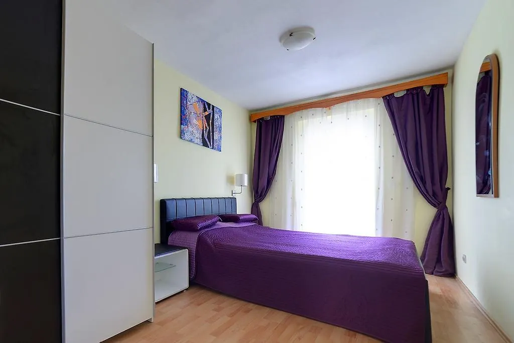 Apartments Tereza 1352 プーラ