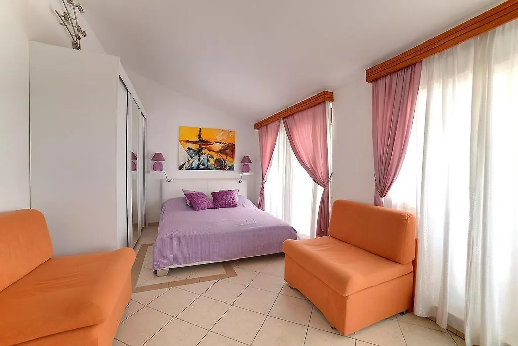 Apartments Tereza 1352 プーラ